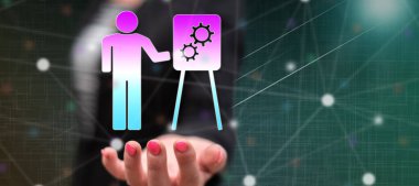 Eğitim kavramı, arka plandaki bir kadının elinin üstünde.