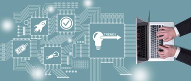 Eğilim sembollü dizüstü bilgisayar kullanan ellerin üst görünümü