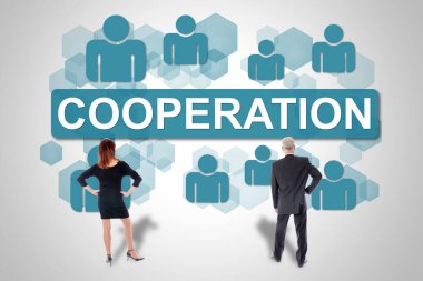 İşbirliği kavramı iş adamlarının izlediği bir duvara çizilmiş.