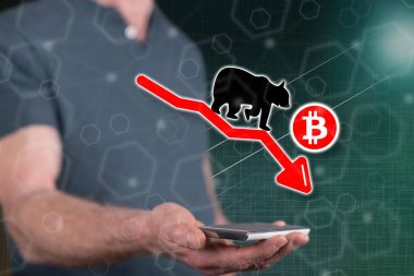 Bitcoin hamili trend kavramı arka plandaki bir adamın elinde tuttuğu akıllı telefonun üstünde