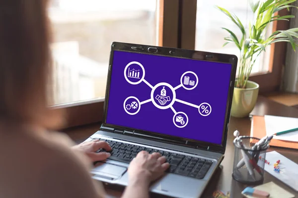 投資コンセプトを表示するノートパソコン画面 — ストック写真