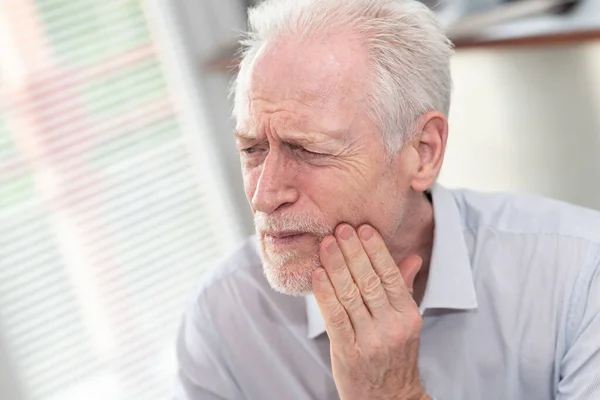 Homme Âgé Avec Main Sur Joue Souffrant Maux Dents — Photo