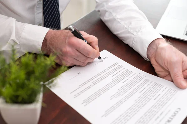 Ręka Przedsiębiorcy Podpisującego Umowę Wykorzystywany Tekst Ipsum Lorem — Zdjęcie stockowe