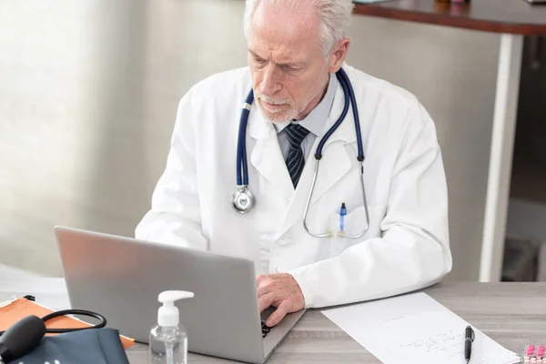 Médico Sênior Usando Laptop Consultório Médico — Fotografia de Stock