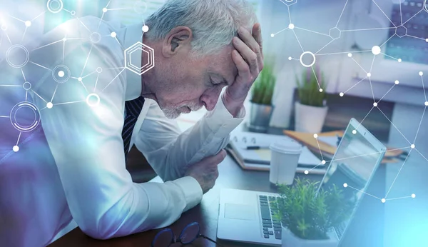 Gestresster Geschäftsmann Sitzt Mit Der Hand Auf Der Stirn Büro — Stockfoto