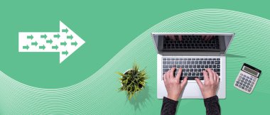 Etkileyici kavramın sembolü olan dizüstü bilgisayar kullanan ellerin üst görünümü