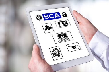 Ska kavramını gösteren bir tablet tutan adam