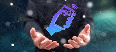 5G kavramı arka plandaki bir adamın ellerinden üstündür.