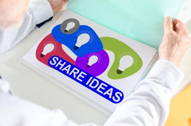 Fikir paylaşımı konsepti olan bir dosya tutan adam