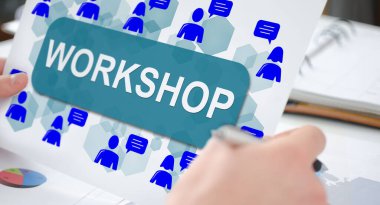 Bir atölye konseptini gösteren bir kağıt tutan eller