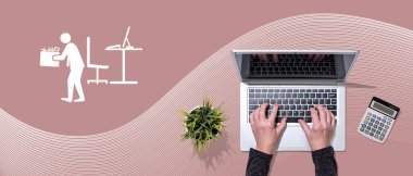 İş kaybı konseptine sahip dizüstü bilgisayar kullanan ellerin üst görünümü