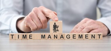 Zaman yönetimi sembollü tahta bloklar