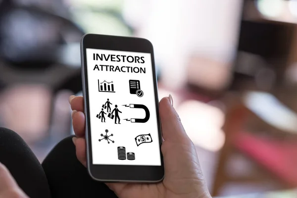 Hand Hålla Smartphone Med Investerare Attraktion Koncept — Stockfoto