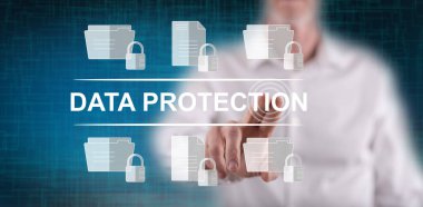 Adam dokunmatik ekranda veri koruma kavramına parmağıyla dokunuyor.