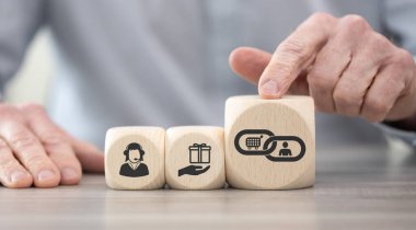 Müşteri sadakati sembollü tahta bloklar.