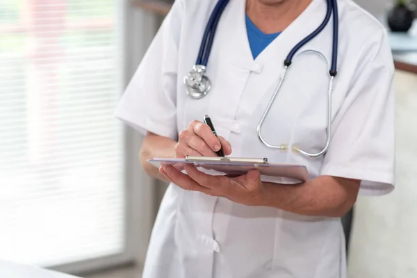 Médica Feminina Tomando Notas Área Transferência Consultório Médico — Fotografia de Stock