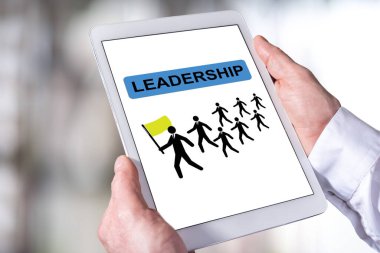 Bir tablet gösteren liderlik kavramı holding adam