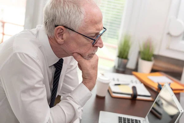 Porträtt Tankeväckande Senior Affärsman Kontoret — Stockfoto