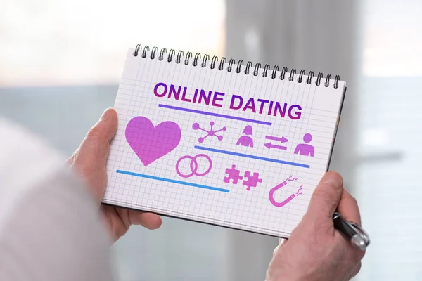 Χέρι Κρατώντας Ένα Σημειωματάριο Online Dating Έννοια — Φωτογραφία Αρχείου