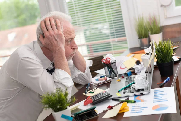 Überlasteter Senior Geschäftsmann Sitzt Unordentlichem Schreibtisch — Stockfoto