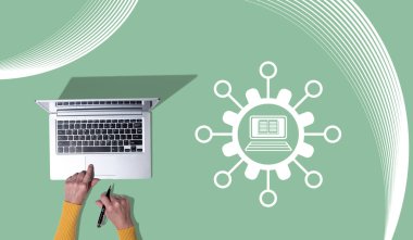 Mooc kavramının sembolü olan dizüstü bilgisayar kullanan ellerin üst görünümü