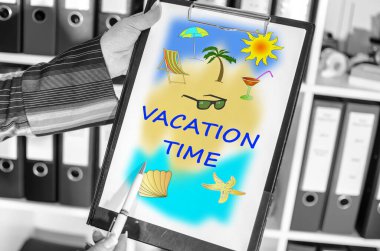 Tatil konsepti olan bir pano tutan kadın.