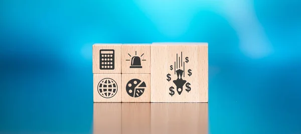 Dřevěné Bloky Symbolem Koncepce Finanční Krize Modrém Pozadí — Stock fotografie