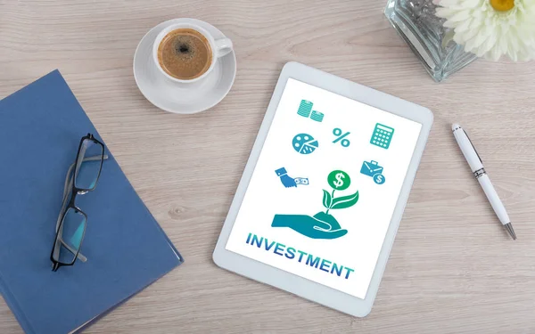 Egy Digitális Táblán Befektetési Koncepcióval Rendelkező Íróasztal Felső Nézete — Stock Fotó