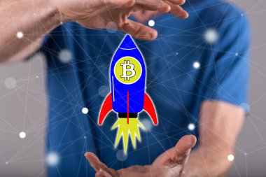 Bitcoin yükselişi kavramı içinde geçmiş bir adamın elleri arasında