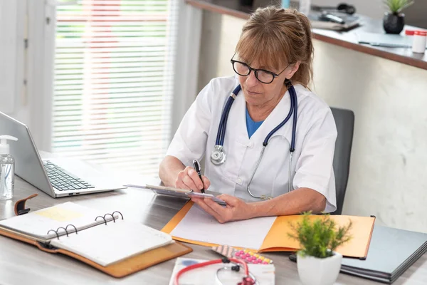 Médica Feminina Tomando Notas Área Transferência Consultório Médico — Fotografia de Stock