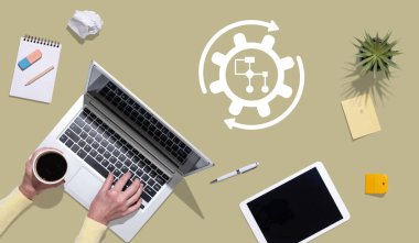 İş akışı kavramının sembolü olan dizüstü bilgisayar kullanan ellerin üst görünümü