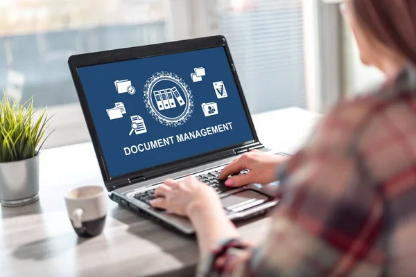ドキュメント管理コンセプトを表示するノートパソコン画面 — ストック写真
