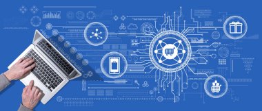 Çevrimiçi alışveriş kavramının sembolü olan dizüstü bilgisayar kullanan ellerin üst görünümü