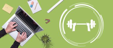 Spor konsepti sembollü dizüstü bilgisayar kullanan ellerin üst görünümü