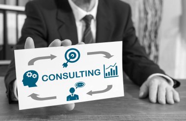 İşadamı danışmanlık kavramına sahip bir indeks kartı gösteriyor