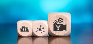 Mavi arka planda canlı yayın kavramının sembolü olan tahta bloklar