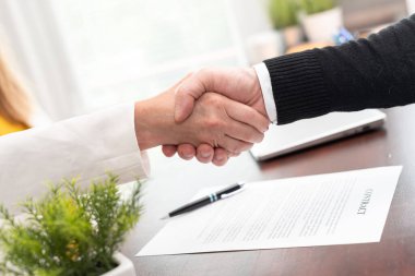 İş kadını ve işadamı el sıkışıyor (Lorem ipsum metin kullanıldı)