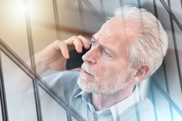 Portret Starszego Przedsiębiorcy Rozmawiającego Przez Telefon Komórkowy Wielokrotna Ekspozycja — Zdjęcie stockowe