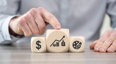 Kâr sembolü olan tahta bloklar.