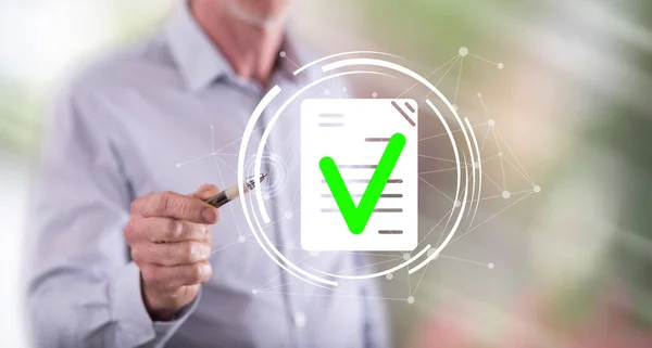 Man Die Een Documentvalidatieconcept Aanraakt Een Touchscreen Met Een Pen — Stockfoto