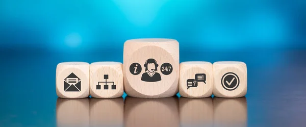青色の背景に顧客サービスの概念の象徴と木製のブロック — ストック写真
