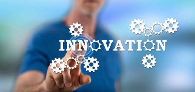 Adam dokunmatik ekranda yenilik kavramına parmağıyla dokunuyor.