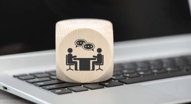 Dizüstü bilgisayar klavyesinde işe alım kavramının sembolü olan tahta blok