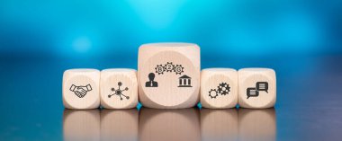 Mavi arkaplanda b2g sembolü olan tahta bloklar