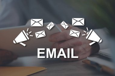 E- posta kavramı arkaplandaki bir resimle gösterilmiştir