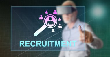 VR kulaklıklı bir adam dokunmatik ekranda işe alım konseptine parmağıyla dokunuyor.