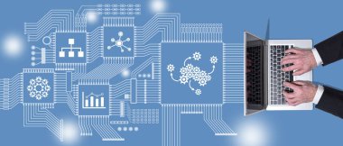 Bpo kavramının sembolü olan dizüstü bilgisayar kullanan ellerin üst görünümü