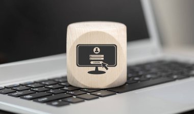 Dizüstü bilgisayar klavyesinde giriş kavramının sembolü olan tahta blok