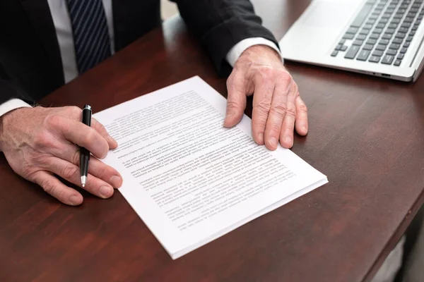 Geschäftsmann Beim Lesen Und Prüfen Von Dokumenten Büro Verwendeter Lorem — Stockfoto