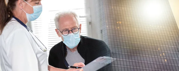 Korunaklı Tıbbi Maske Takan Kıdemli Erkek Hastayla Görüşen Kadın Doktor — Stok fotoğraf